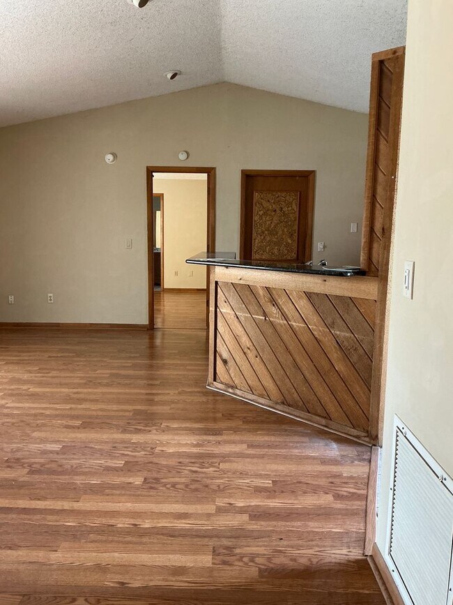 Building Photo - MOVE IN SPECIAL $250  OFF!  Pet friendly Pool home. 3 bdrm/2 bath/ 2 car garage