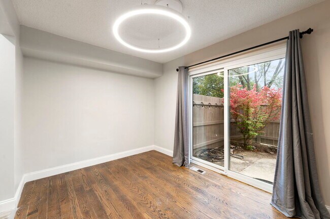 Foto del edificio - 136 Mohawk Trail