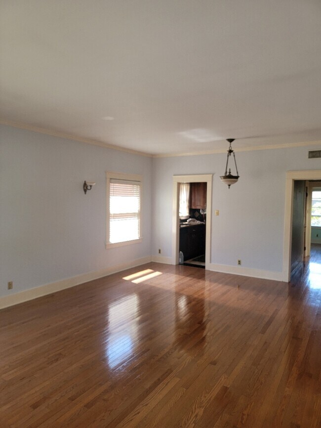 Comedor - 642 W 8th St