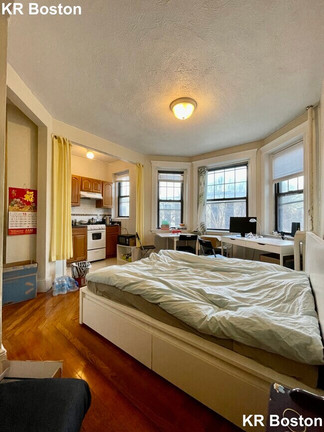 Building Photo - 148 Hemenway St
