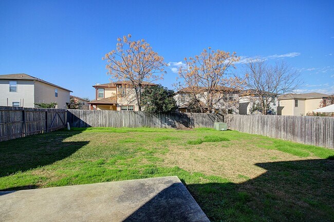Building Photo - 1/2 month free rent if a lease is signed b...