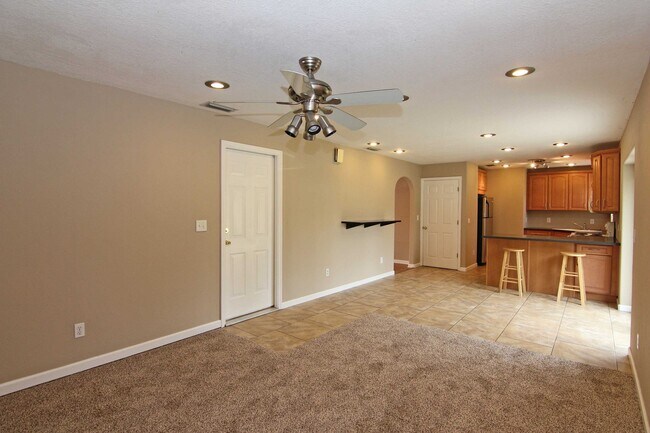 Building Photo - 4/2 with Huge Fenced Yard in Lovely Oviedo