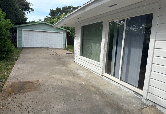 Building Photo - 1024 Miramar Pl