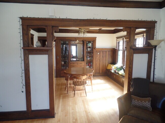 Comedor - 3364 N Oakland Ave