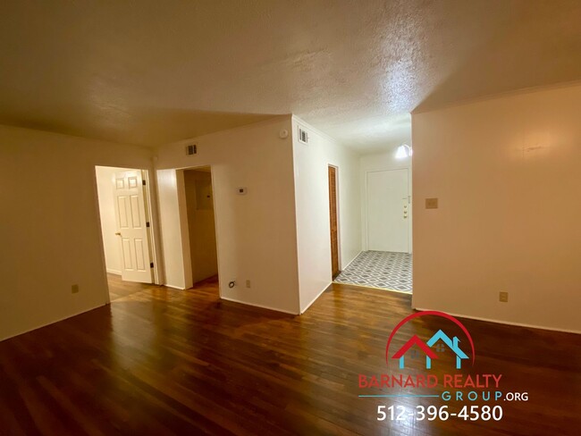 Building Photo - Available Now: 2 bed/1 bath with Fenced Ya...