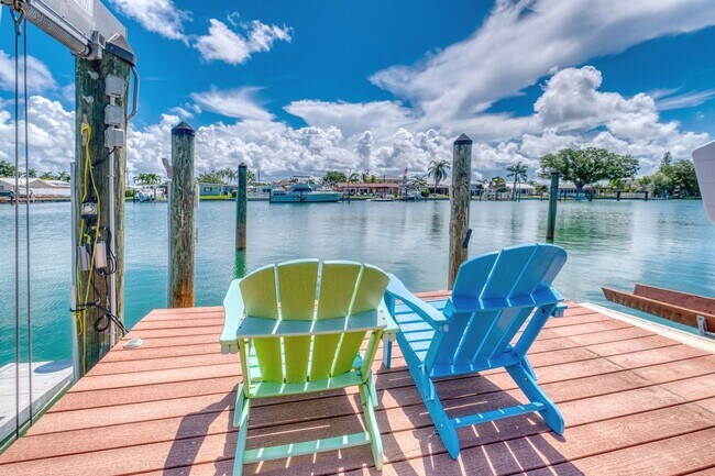 Foto del edificio - Treasure Island Three Bedroom, Two Bath Furnished Single Family Home on the water.