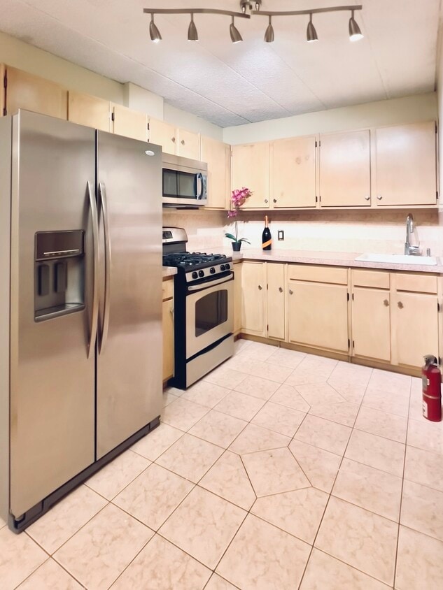 Kitchen - 29 Adrian Ave