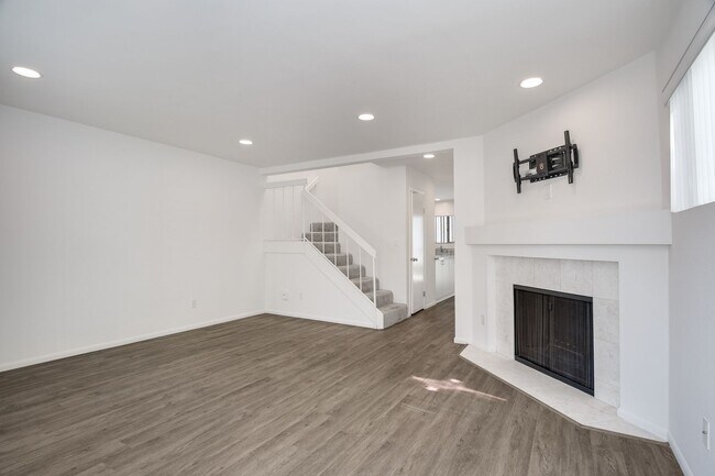Foto del edificio - IMMACULATE Townhouse ! 4 blocks to the OCE...