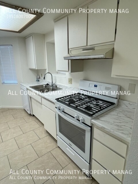 Foto del edificio - 2 bed/2 bath + POSSIBLE 3 bed Single Famil...