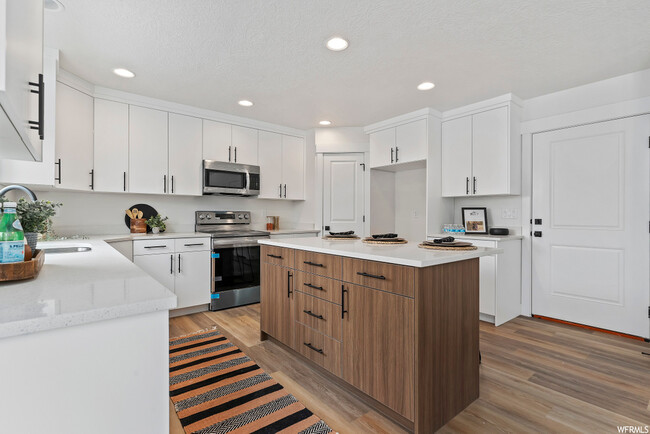 Building Photo - 1045 W 200 N