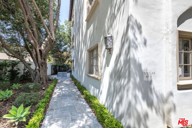 Building Photo - 906 Benedict Canyon Drive