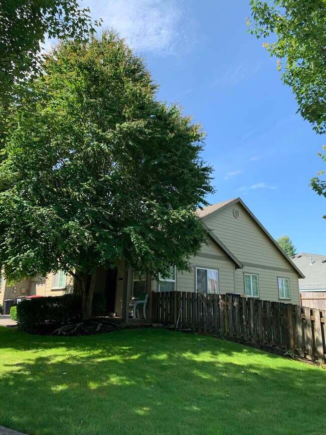 1763 NW Yohn Ranch Drive, McMinnville, OR 97128 Townhome Rentals in