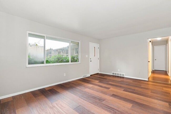 Building Photo - 919-921-921 S Weyant Ave