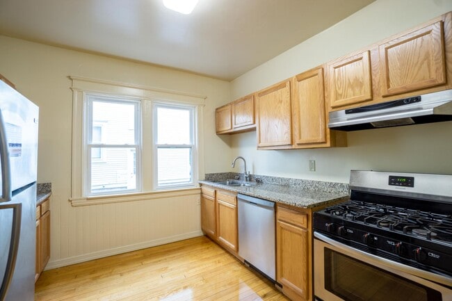 Building Photo - Newly Renovated 3 Blocks From ESF and SU C...