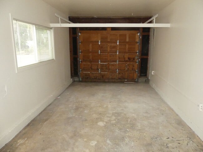 Building Photo - RENT JUST LOWERED!! Great Portland 3bd Ran...