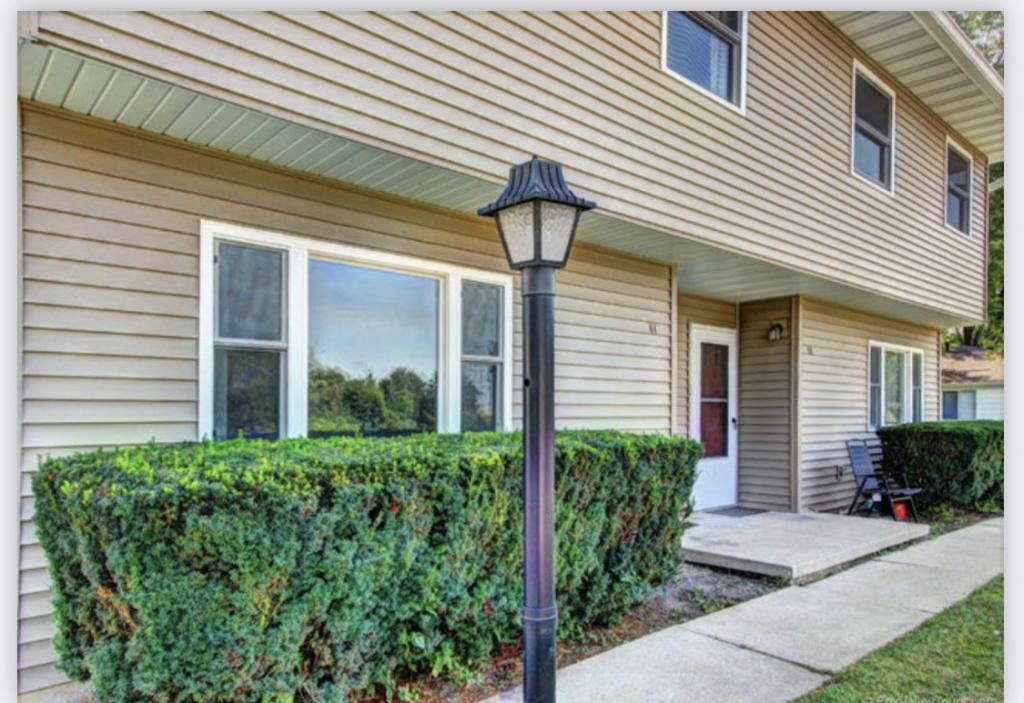 Primary Photo - 11 W Anchor rd, Oswego, IL 60543