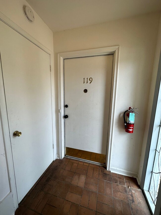 Building Photo - Updated 2/1.5 Condo - All Utilities Included