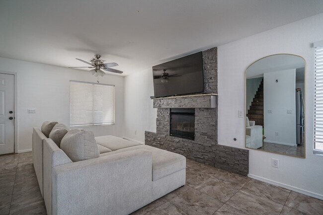 Foto del edificio - LOVELY 3 BED/2.5 BATH HOME WITH POOL!