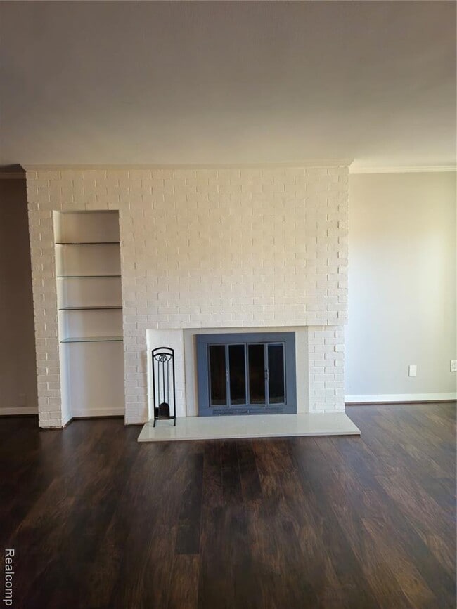 Building Photo - 1549 S Hill Blvd