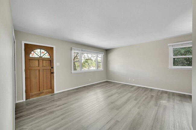 Building Photo - Spacious Home South of Palmer Park!