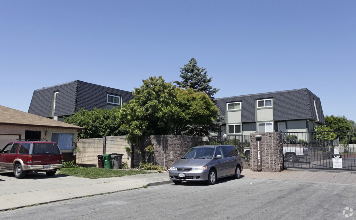 Villa Peralta Apartments in San Leandro, CA