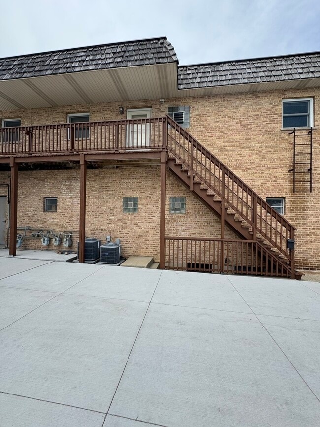 Building Photo - 17 E Park St