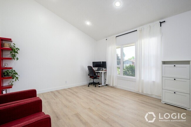 Foto del edificio - Beautiful Spacious Home with a Fully fence...