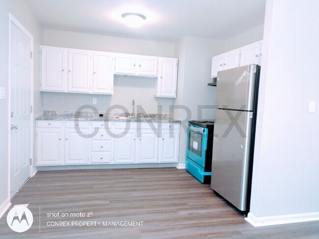 Building Photo - Adorable Bi-Level Home