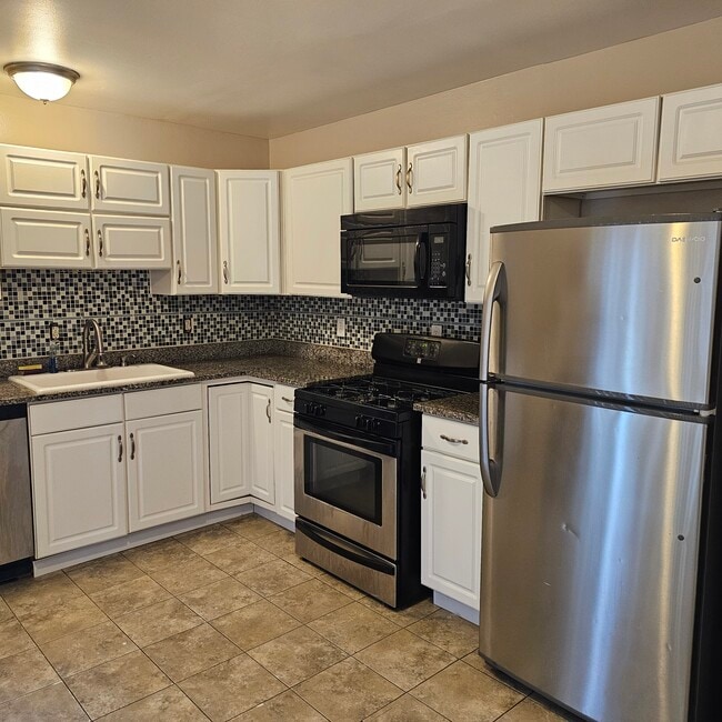 Building Photo - 2355 Briardale Ct