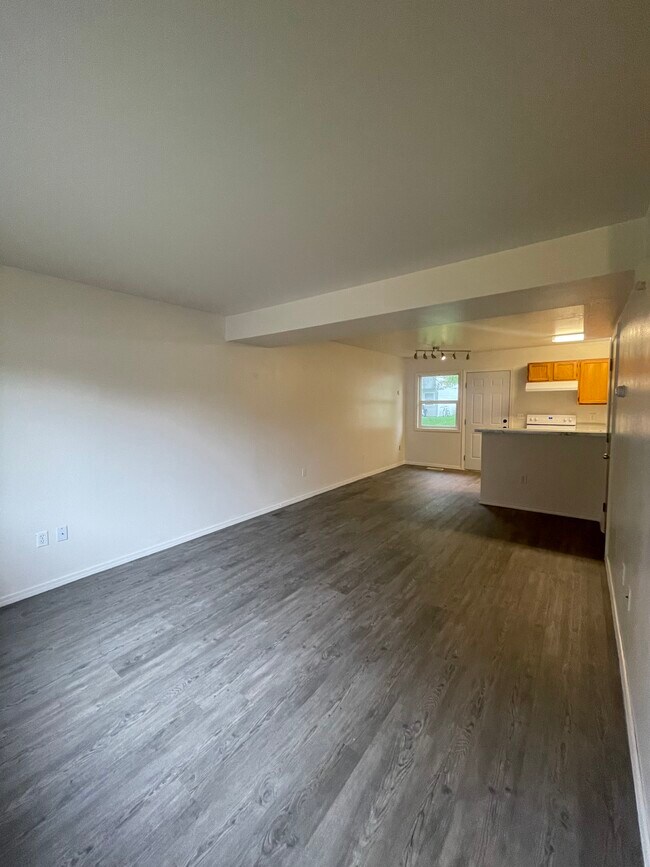 Sala de estar - 2064 N Woodford Ave
