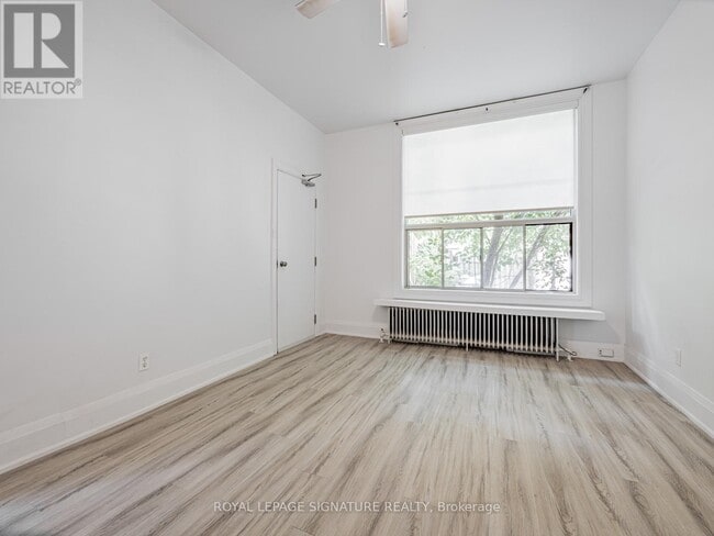 Building Photo - 1-11 Bellwoods Park