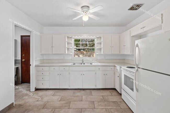 Building Photo - Charming 2-Bedroom Ranch with Garage & Fen...