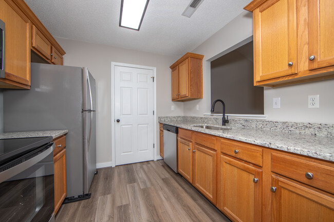 Kitchen w/ Granite & walk in pantry - 1508 Woodland Ct