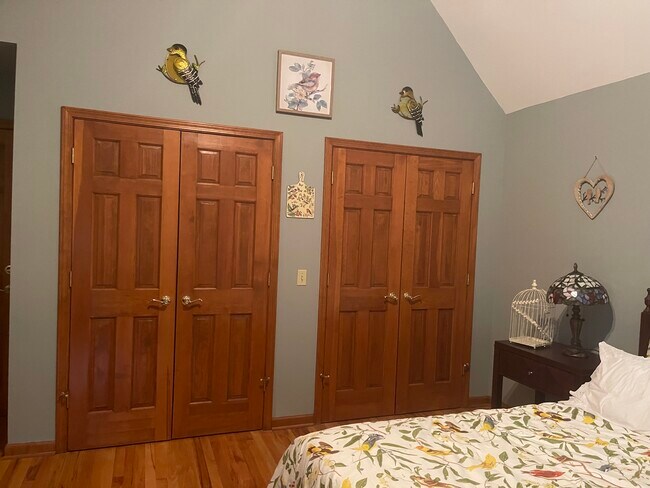 Armario doble - 7598 Ashlind Cir