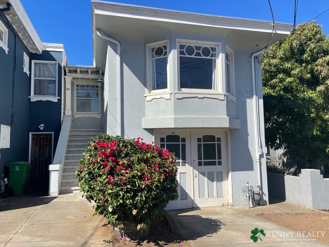 Foto principal - Spacious 2 Bedroom, 1 Bathroom Home in San...