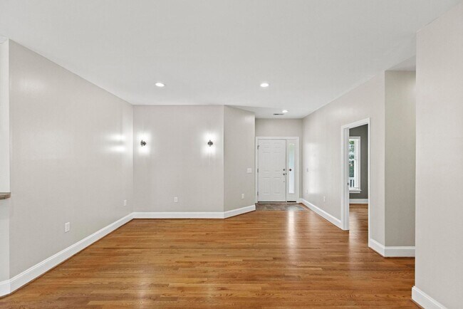 Building Photo - Large Leland Home for rent with Fenced Back Yard!