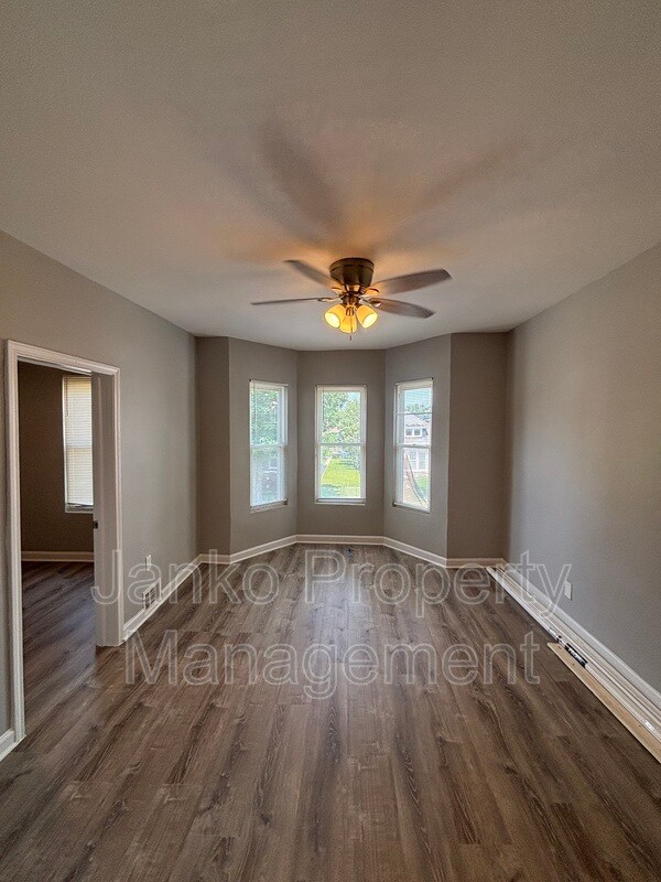 Building Photo - 707 E 92nd Pl