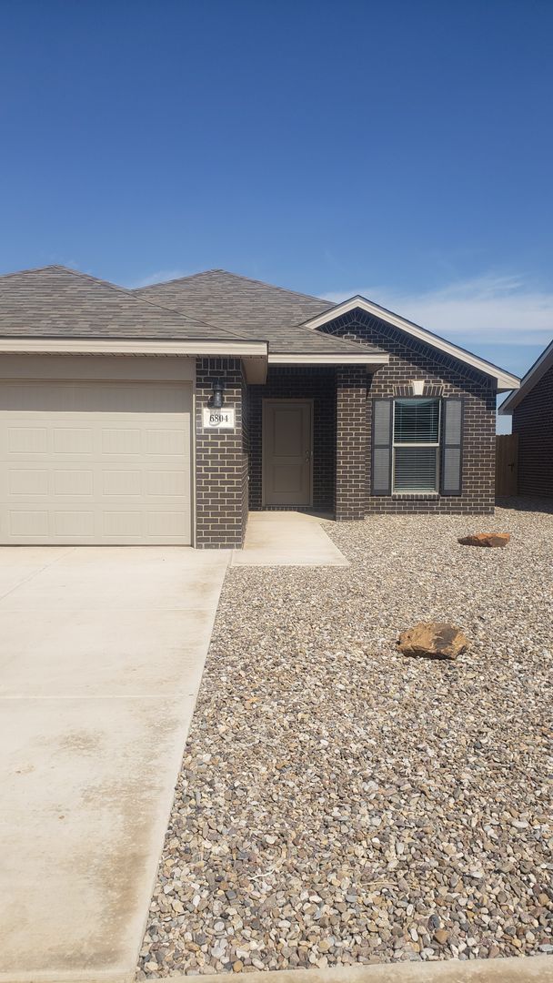 Building Photo - 3 Bedroom 2 bath home!