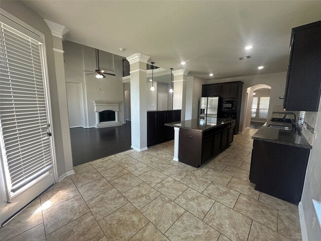 Building Photo - Spear Trail Court, Rosharon, TX 77583 - 4 BR 2.5 BA single-family home
