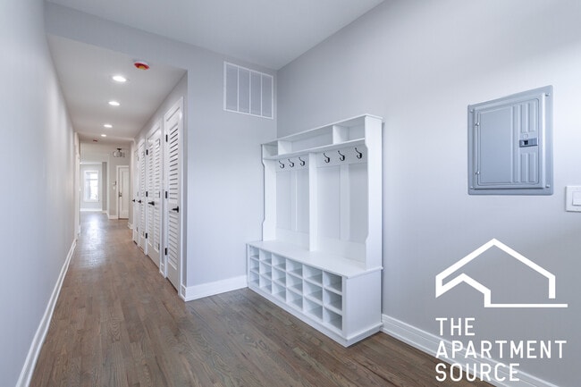 Building Photo - 1241 W Carmen Ave