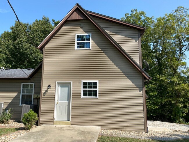 Building Photo - 304 Lorean St