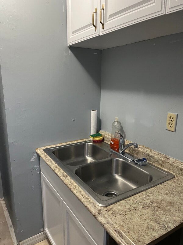 Building Photo - 1BR-1BA Private Efficiency w/ Pvt