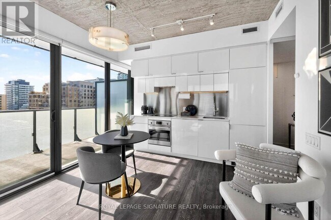 Photo du bâtiment - 185 Roehampton Ave