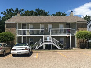 Building Photo - 4421 Lakeshore Villa Dr