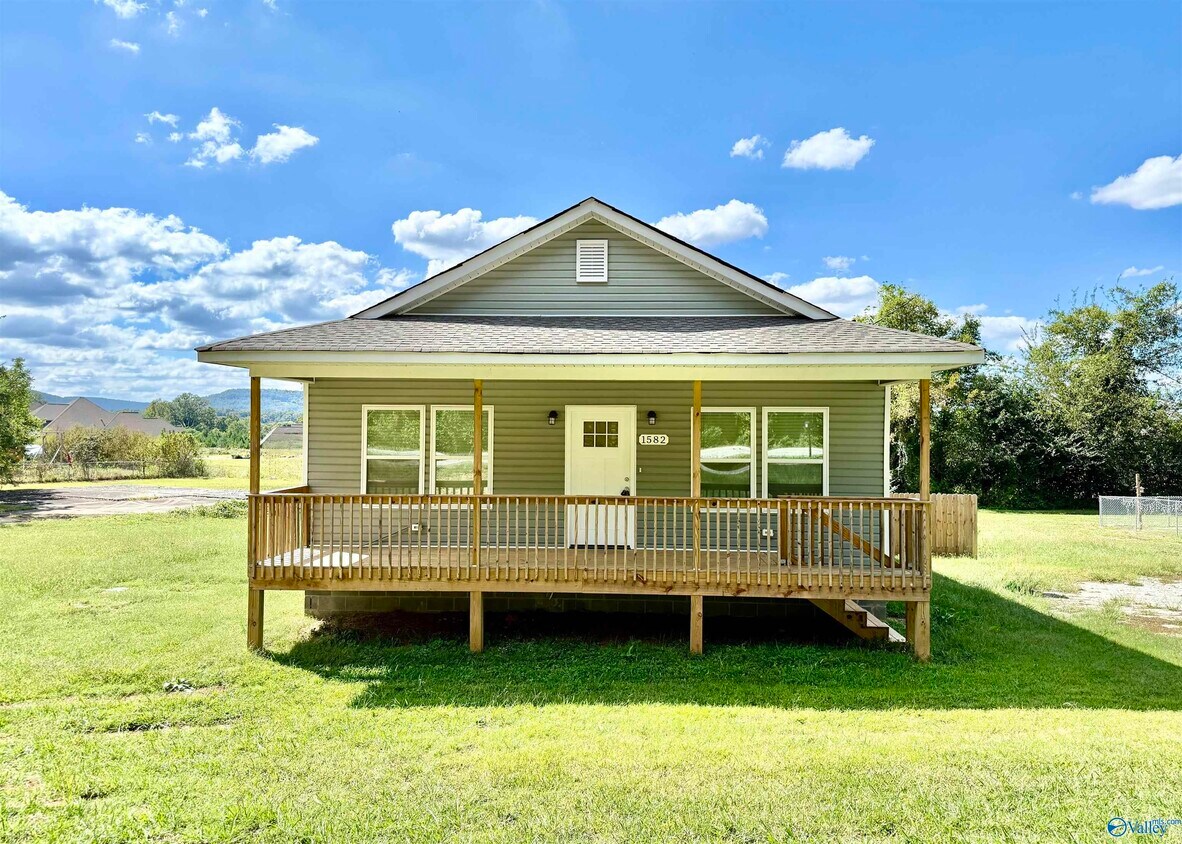 Primary Photo - 1582 Hobbs Island Rd SE