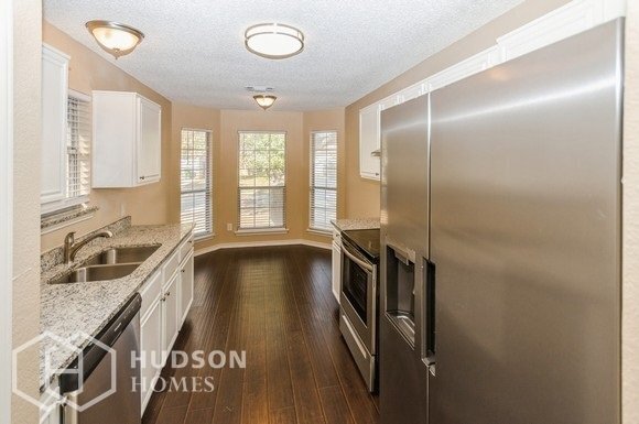 Building Photo - NOW AVAILABLE! 302 Moss Hill Dr, Arlington...