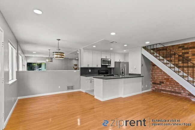 Building Photo - 34836 Starling Dr