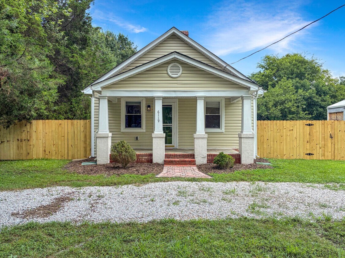 Foto principal - 2 Bedroom House in Chesterfield, VA