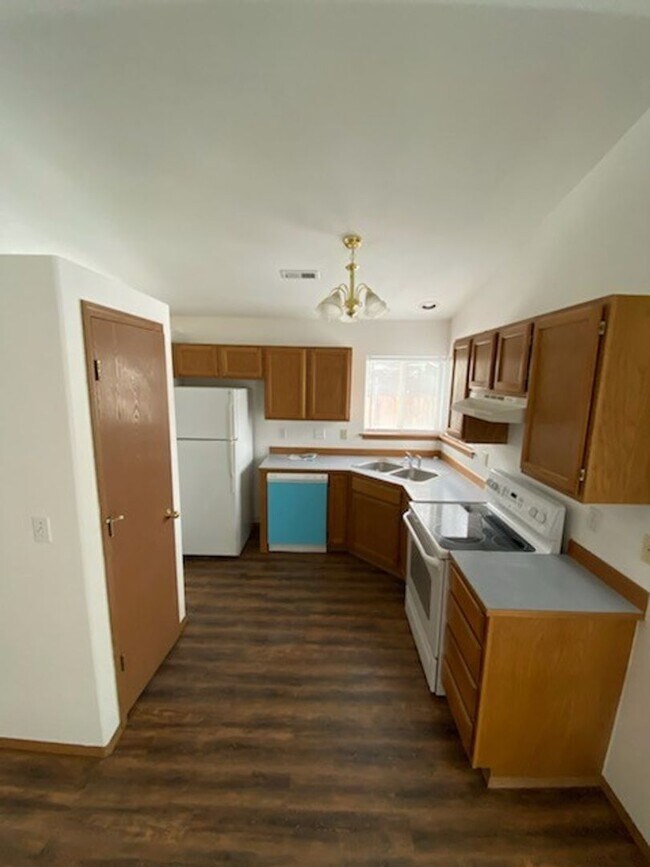 Building Photo - SINGLE FAMILY HOME ON MARIGOLD (APP#120)
