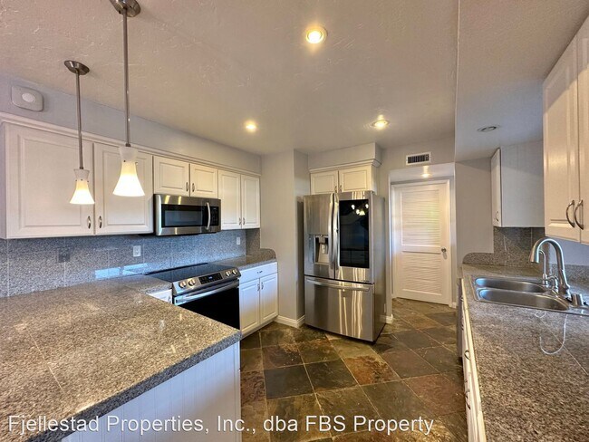 Building Photo - 3 br, 2.5 bath House - 17478 Fairlie Rd